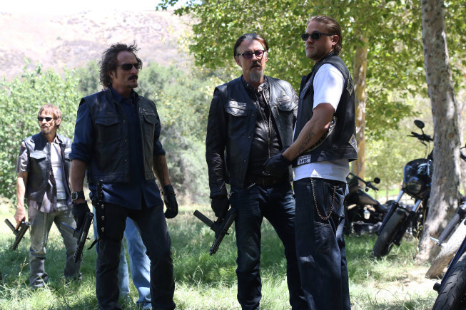 Still of Kim Coates, Tommy Flanagan and Charlie Hunnam in Sons of Anarchy (2008)