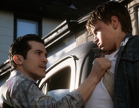 Still of John Leguizamo and Noah Fleiss in Joe the King (1999)