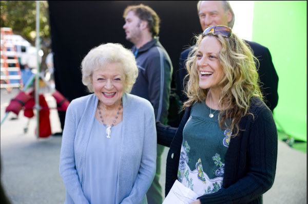 Still of Anne Fletcher and Betty White in Pirslybos (2009)