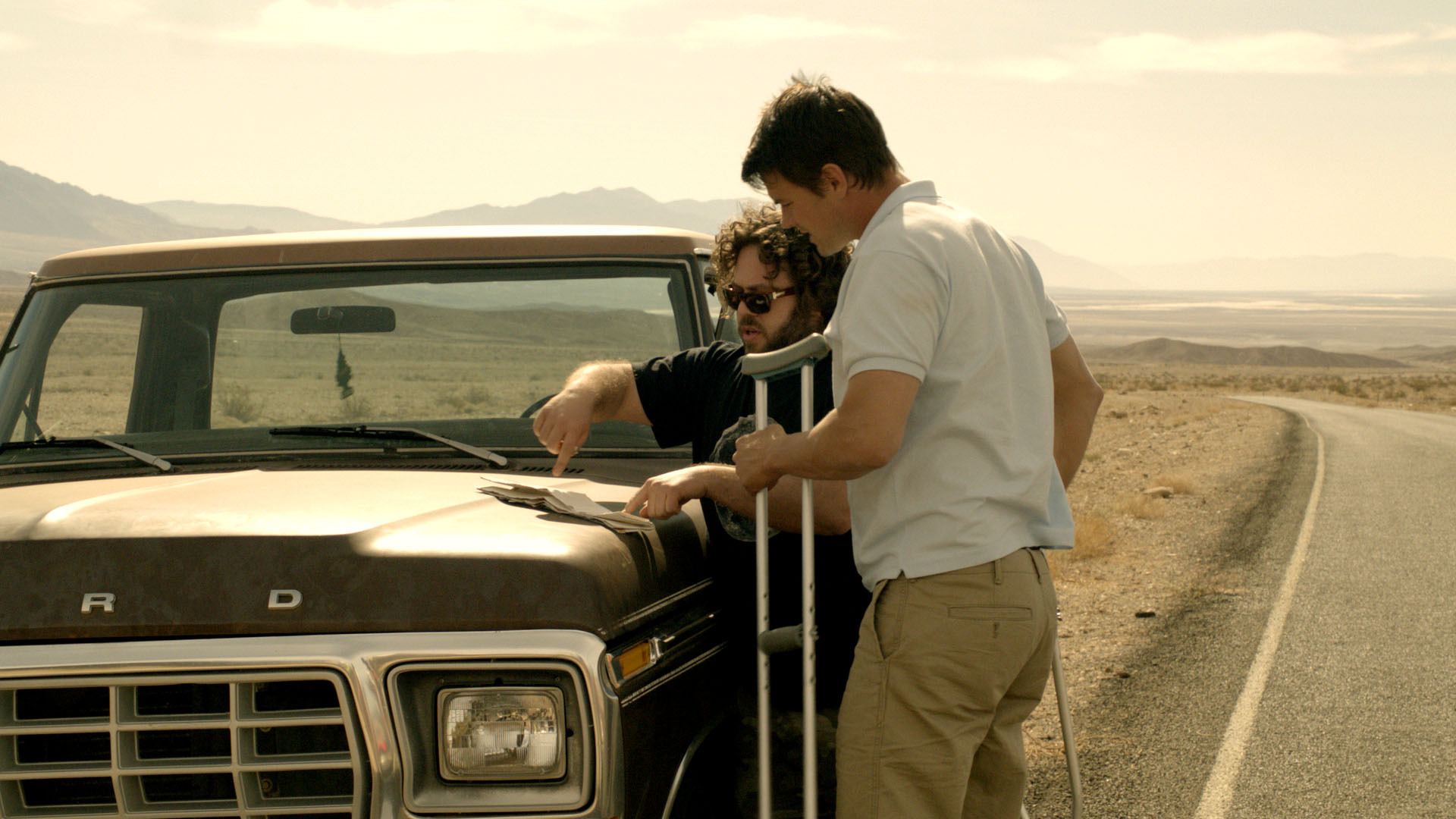 Still of Josh Duhamel and Dan Fogler in Scenic Route (2013)
