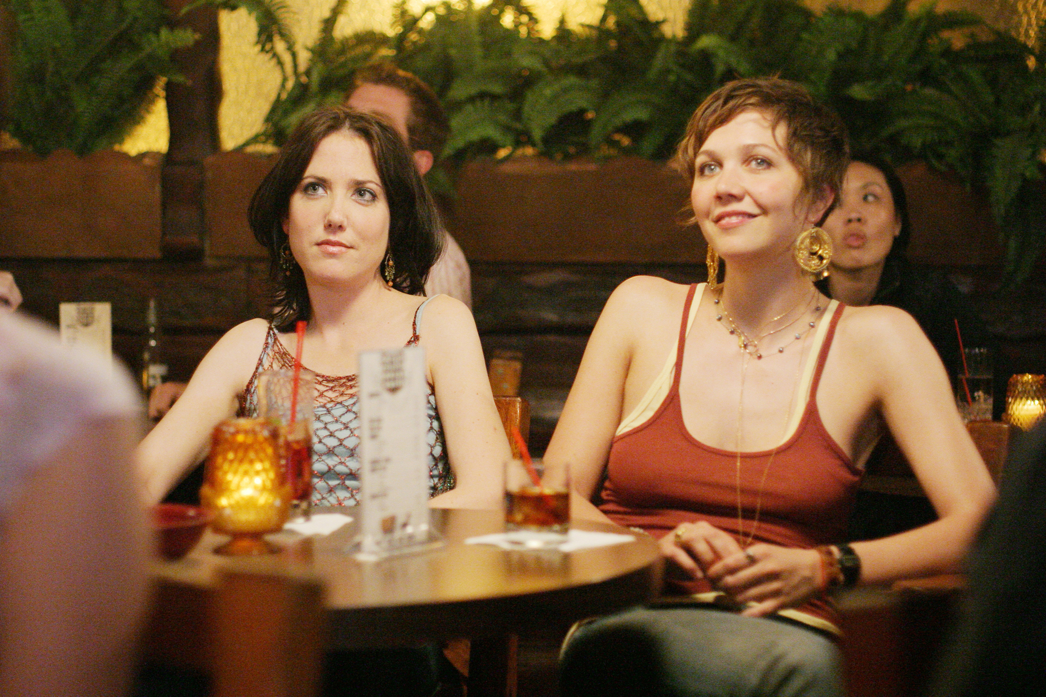 Still of Amanda Foreman and Maggie Gyllenhaal in Happy Endings (2005)