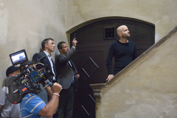 Still of Daniel Craig, Marc Forster and Glenn Foster in Paguodos kvantas (2008)