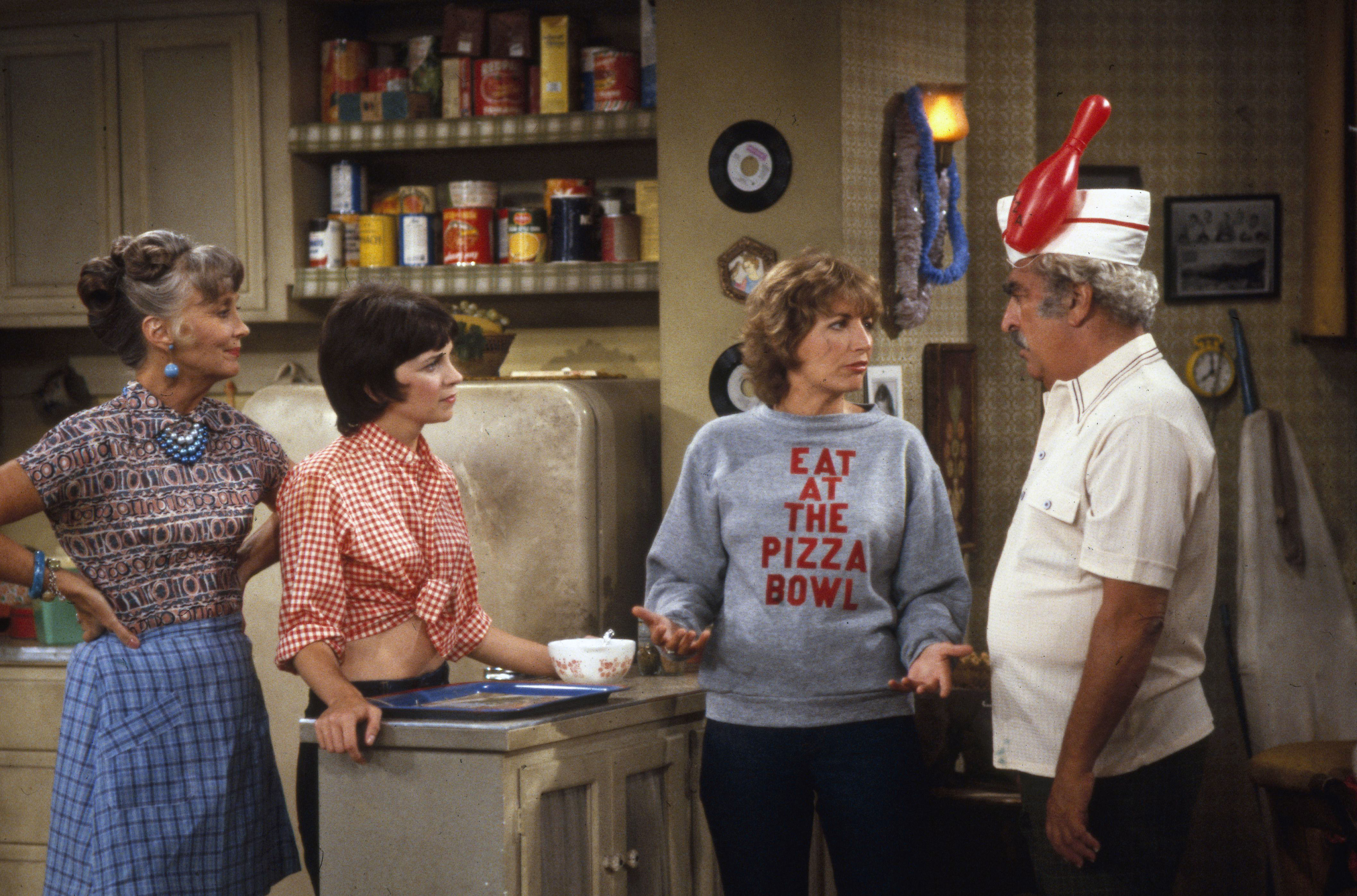 Still of Penny Marshall, Phil Foster, Betty Garrett and Cindy Williams in Laverne & Shirley (1976)