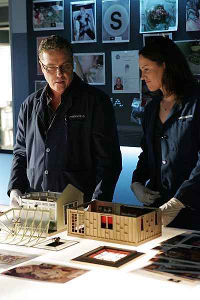 Still of Jorja Fox and William Petersen in CSI kriminalistai (2000)