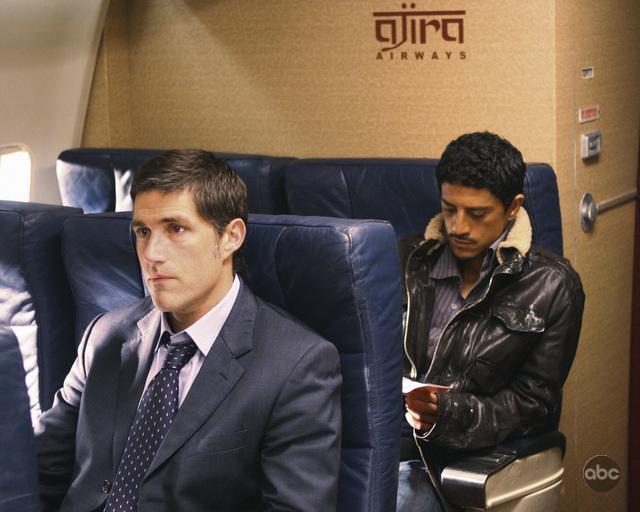 Still of Matthew Fox and Saïd Taghmaoui in Dinge: 316 (2009)