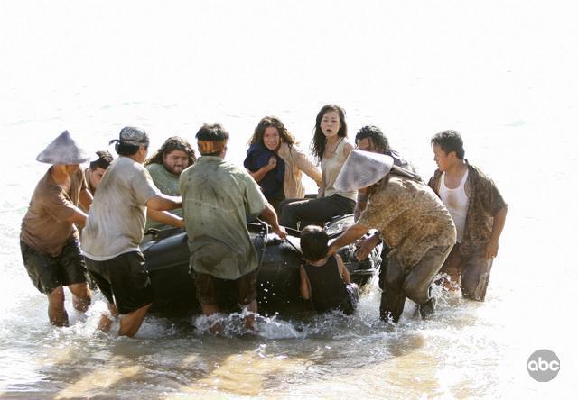 Still of Naveen Andrews, Matthew Fox and Evangeline Lilly in Dinge (2004)