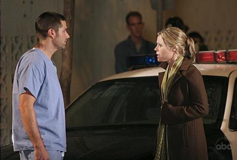 Still of Julie Bowen and Matthew Fox in Dinge (2004)