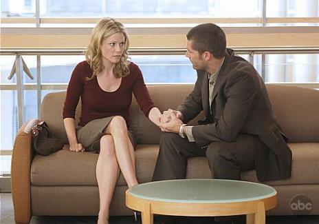 Still of Julie Bowen and Matthew Fox in Dinge (2004)