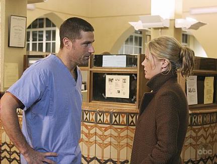 Still of Julie Bowen and Matthew Fox in Dinge (2004)
