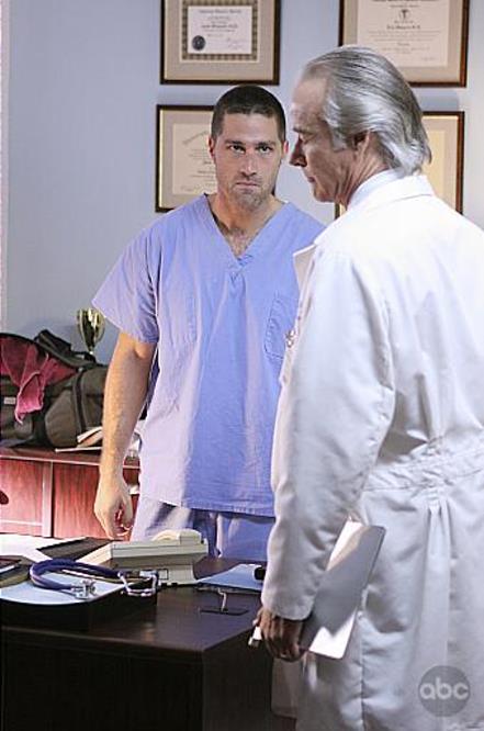 Still of Matthew Fox and John Terry in Dinge (2004)