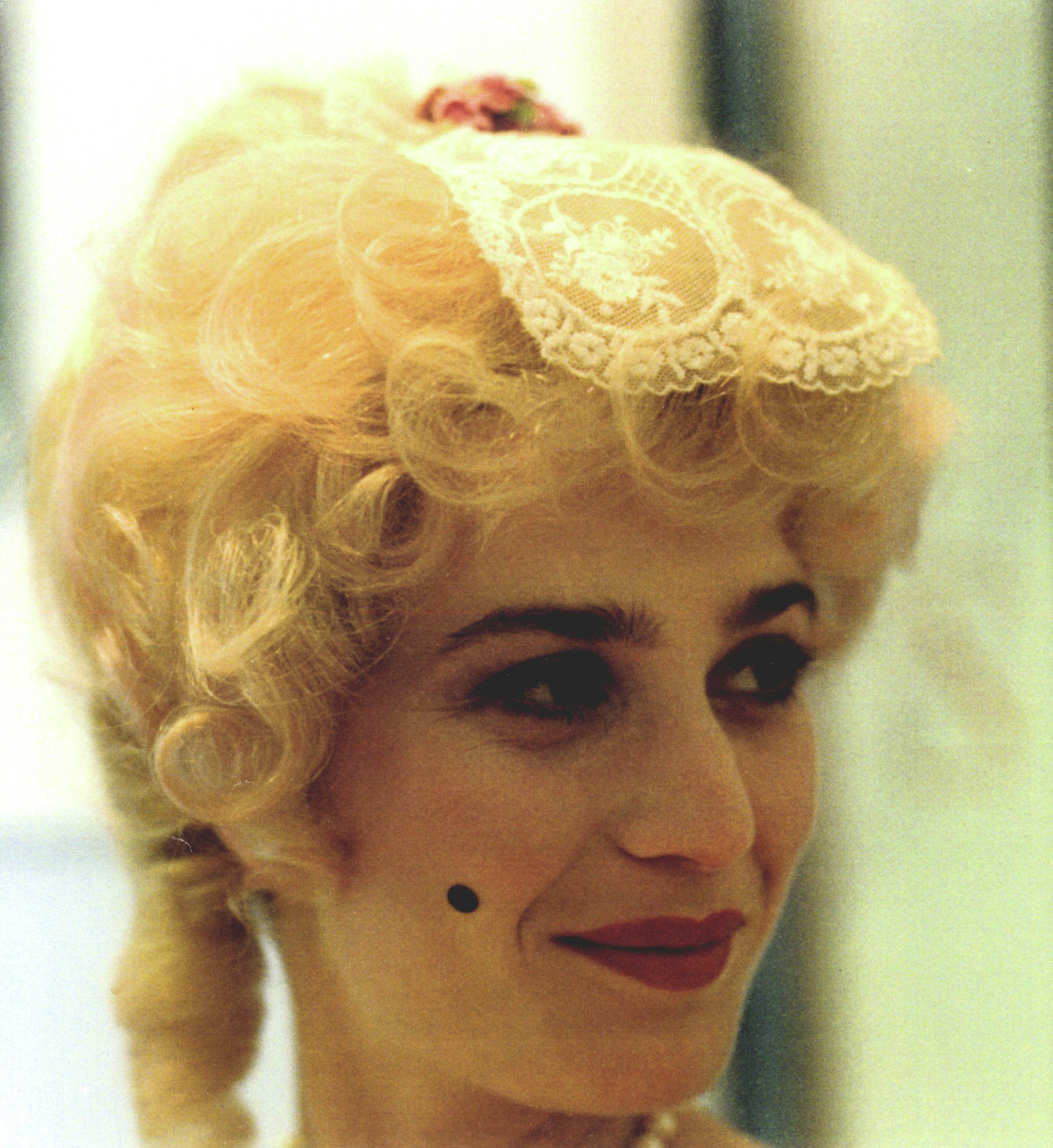 Nina Franoszek as Baronesse Heloise