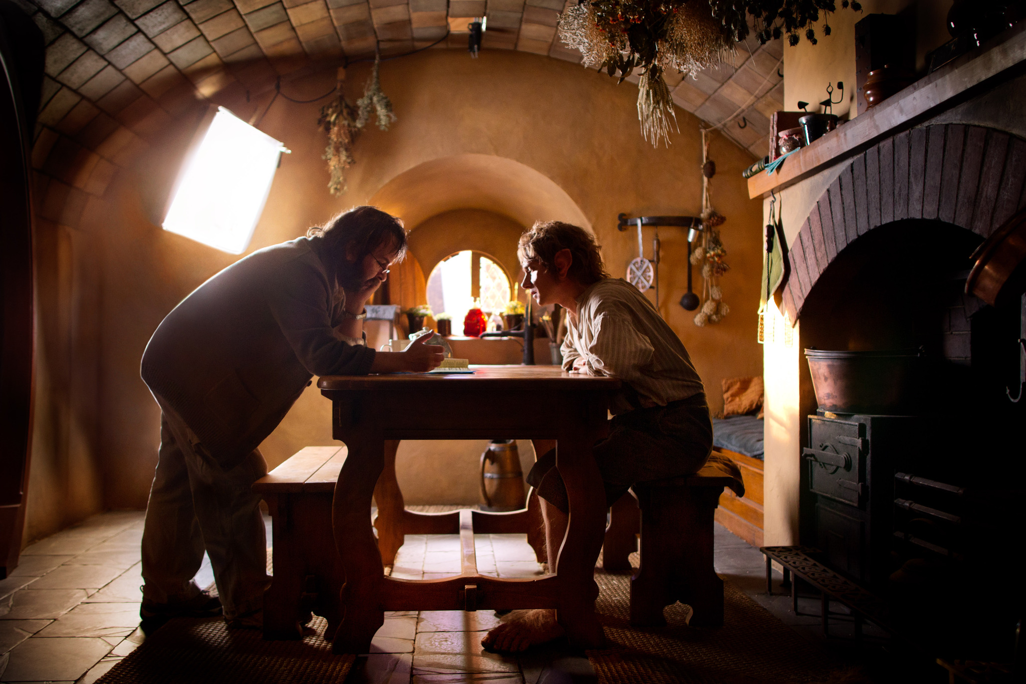 Still of Peter Jackson and Martin Freeman in Hobitas: nelaukta kelione (2012)