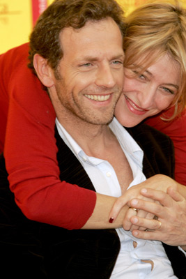 Valeria Bruni Tedeschi and Stéphane Freiss at event of 5x2 (2004)