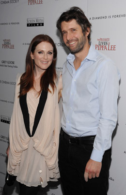 Julianne Moore and Bart Freundlich at event of The Private Lives of Pippa Lee (2009)