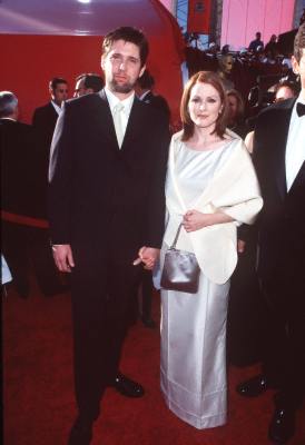 Julianne Moore and Bart Freundlich at event of The 70th Annual Academy Awards (1998)