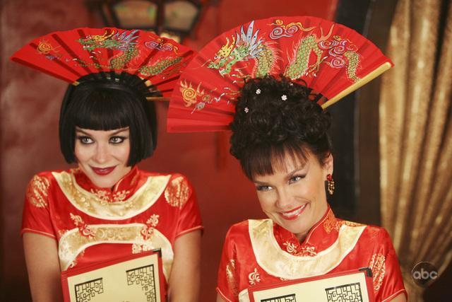 Still of Kristin Chenoweth and Anna Friel in Pushing Daisies (2007)
