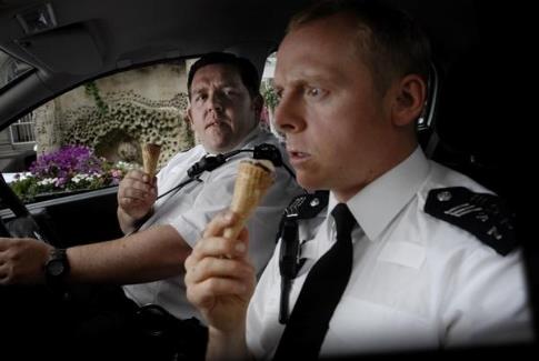 Still of Nick Frost and Simon Pegg in Hot Fuzz (2007)