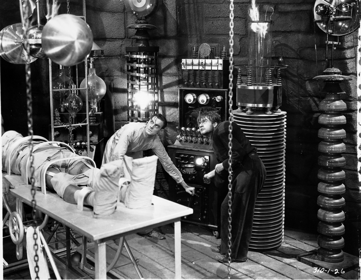 Still of Colin Clive and Dwight Frye in Frankenstein (1931)