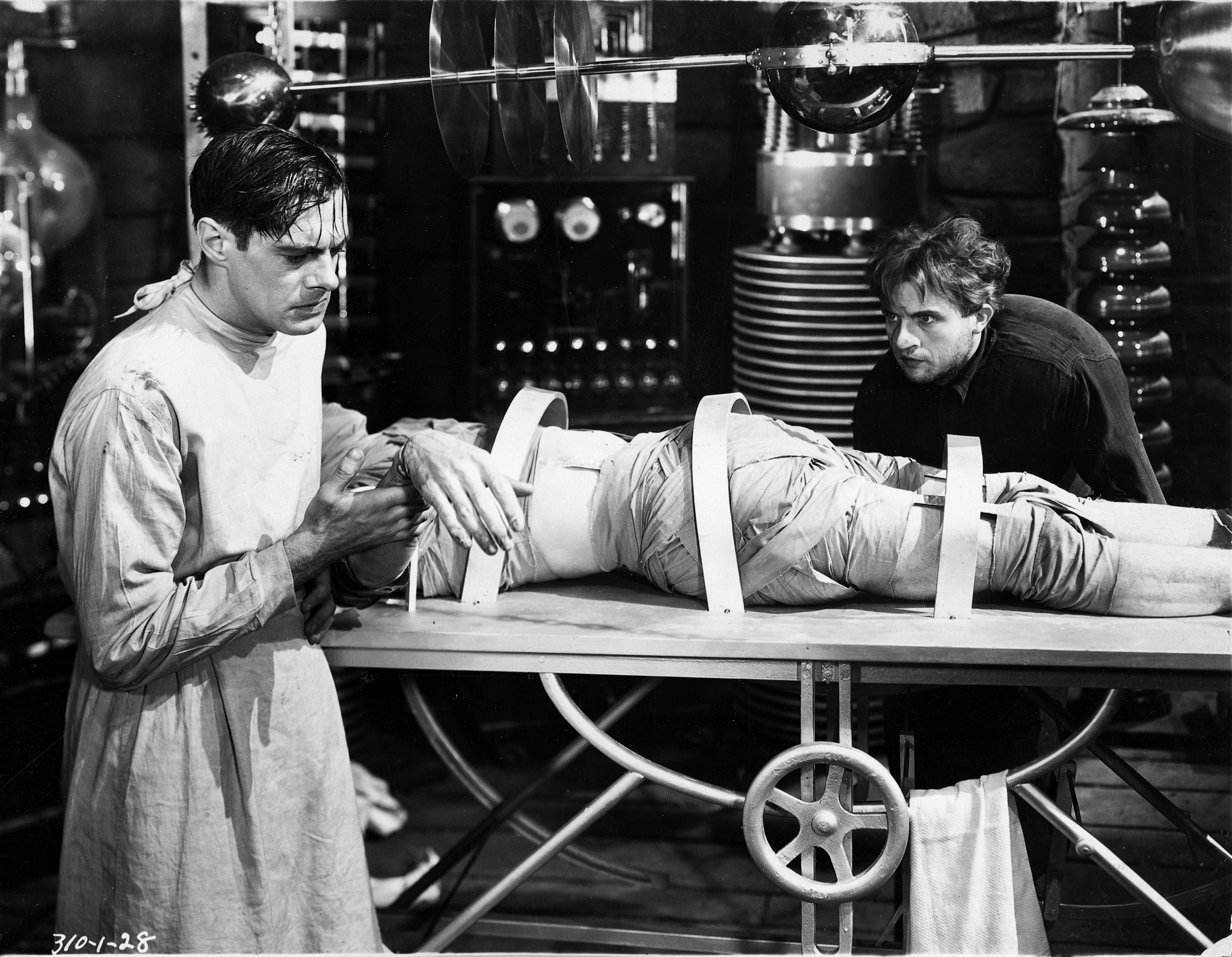 Still of Colin Clive and Dwight Frye in Frankenstein (1931)