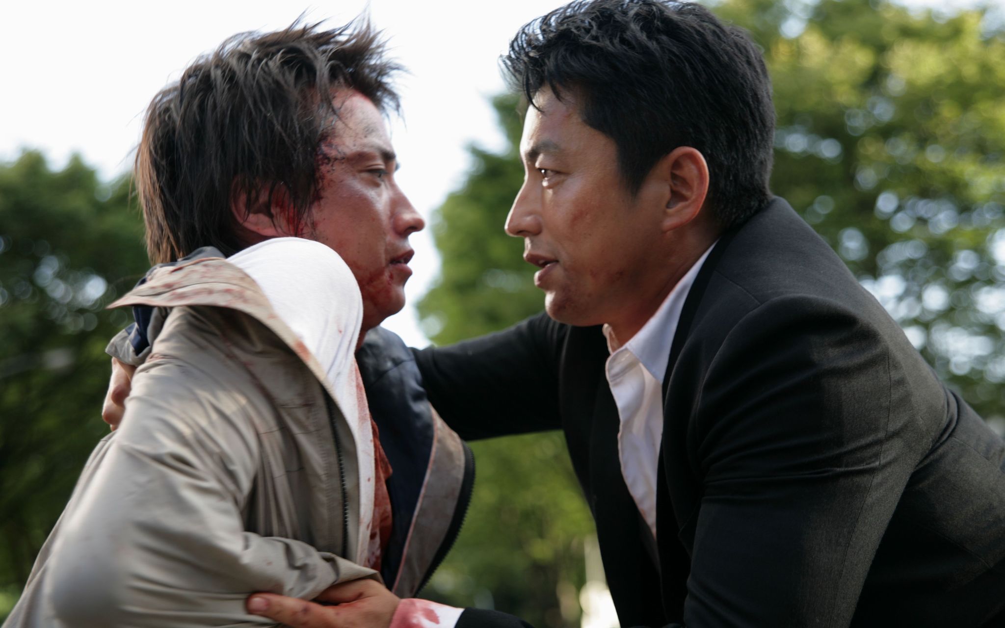 Still of Tatsuya Fujiwara and Takao Ohsawa in Wara no tate (2013)