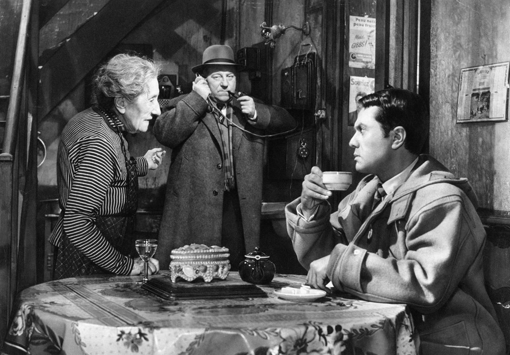 Still of Gabrielle Fontan, Jean Gabin and Robert Hirsch in Maigret et l'affaire Saint-Fiacre (1959)