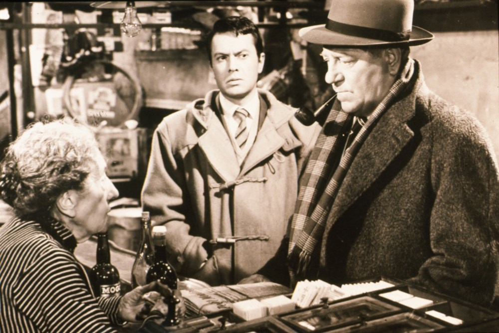 Still of Jean Gabin and Robert Hirsch in Maigret et l'affaire Saint-Fiacre (1959)