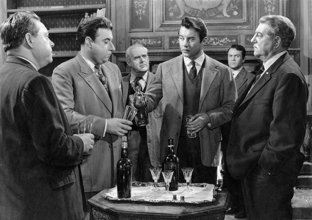 Still of Michel Auclair, Paul Frankeur, Jean Gabin, Robert Hirsch and Jacques Morel in Maigret et l'affaire Saint-Fiacre (1959)