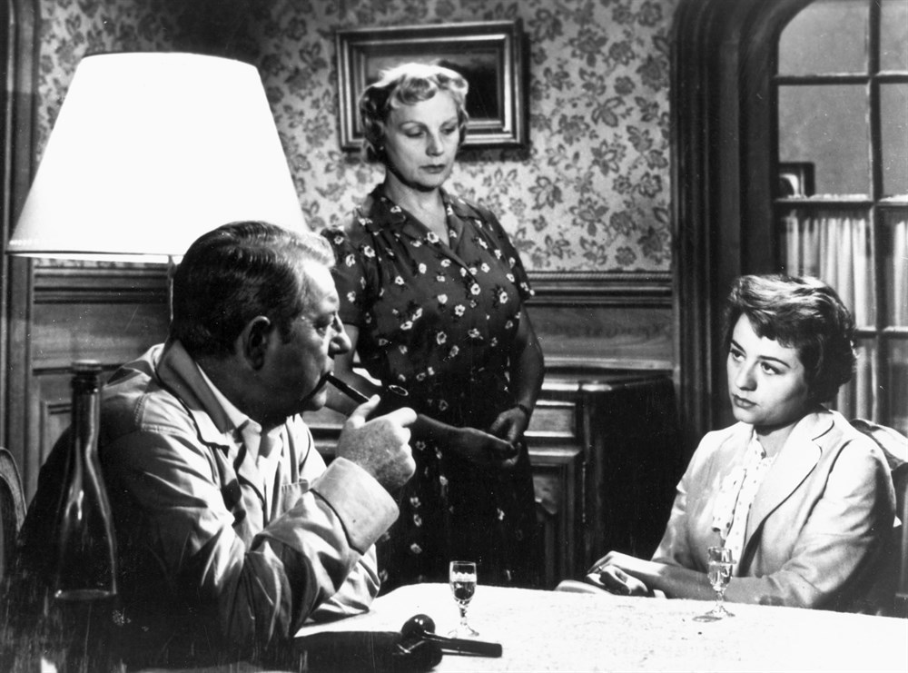 Still of Jean Gabin and Annie Girardot in Maigret tend un piège (1958)