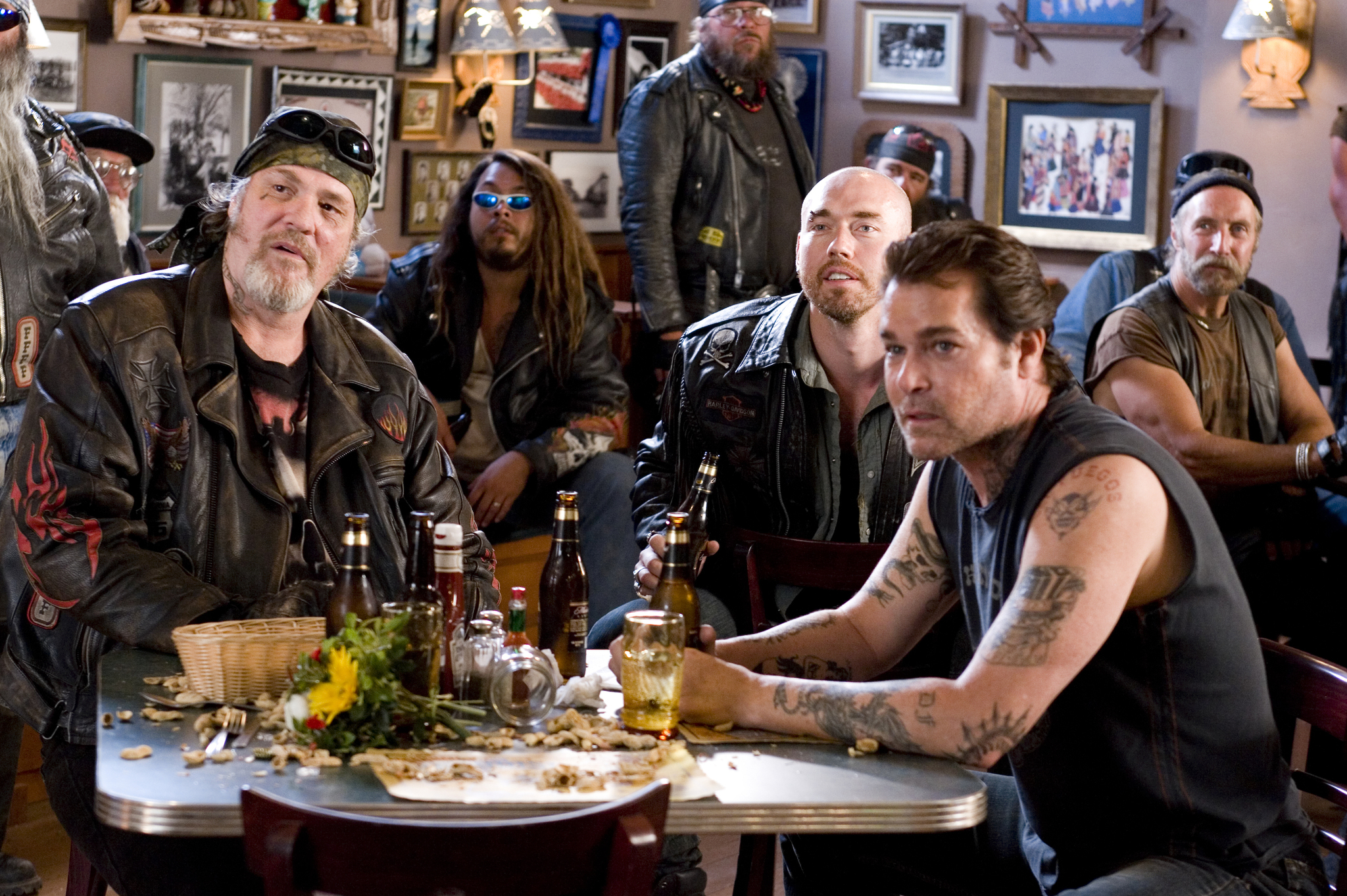 Still of Ray Liotta, Kevin Durand and M.C. Gainey in Laukiniai sernai (2007)