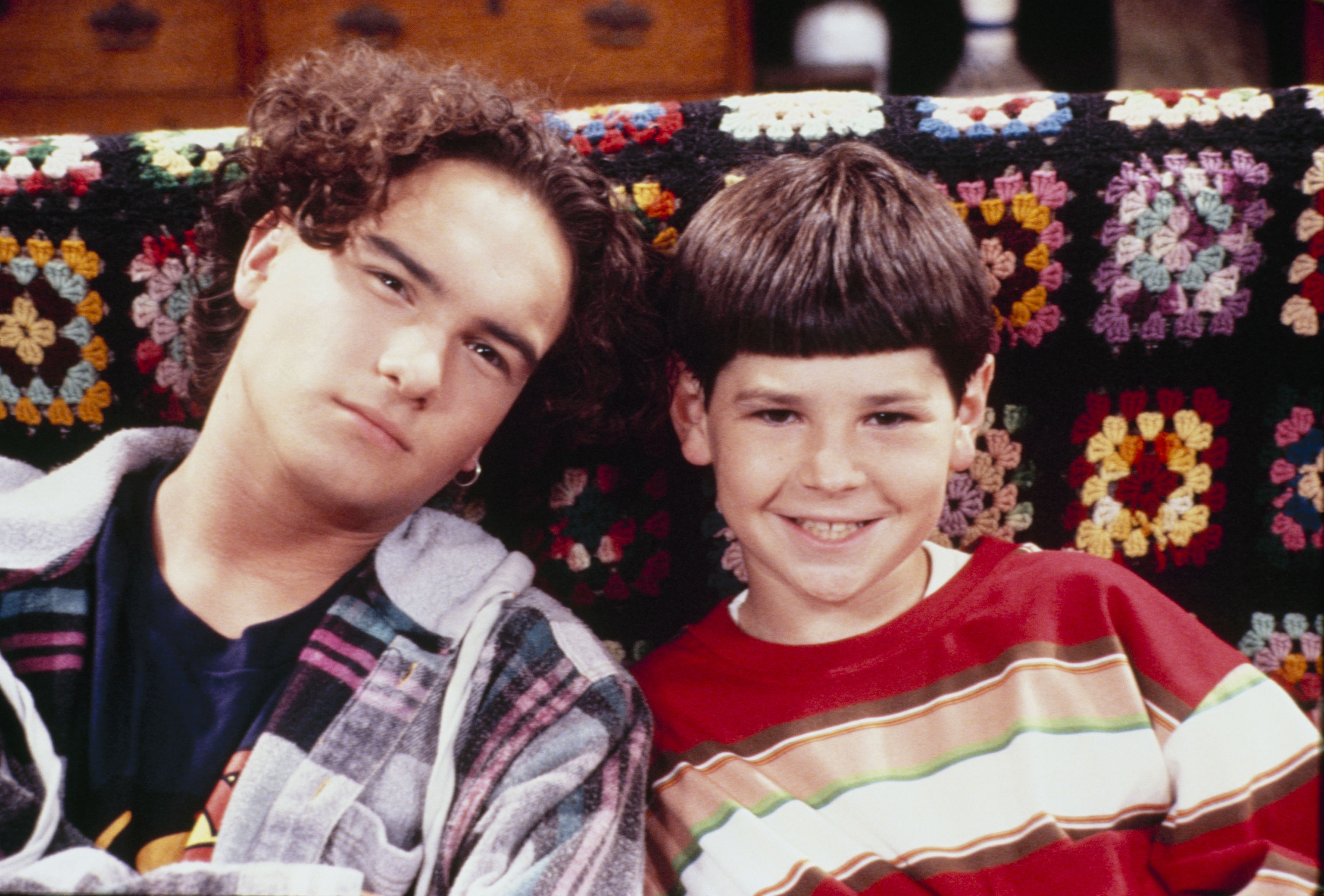 Still of Michael Fishman and Johnny Galecki in Roseanne (1988)