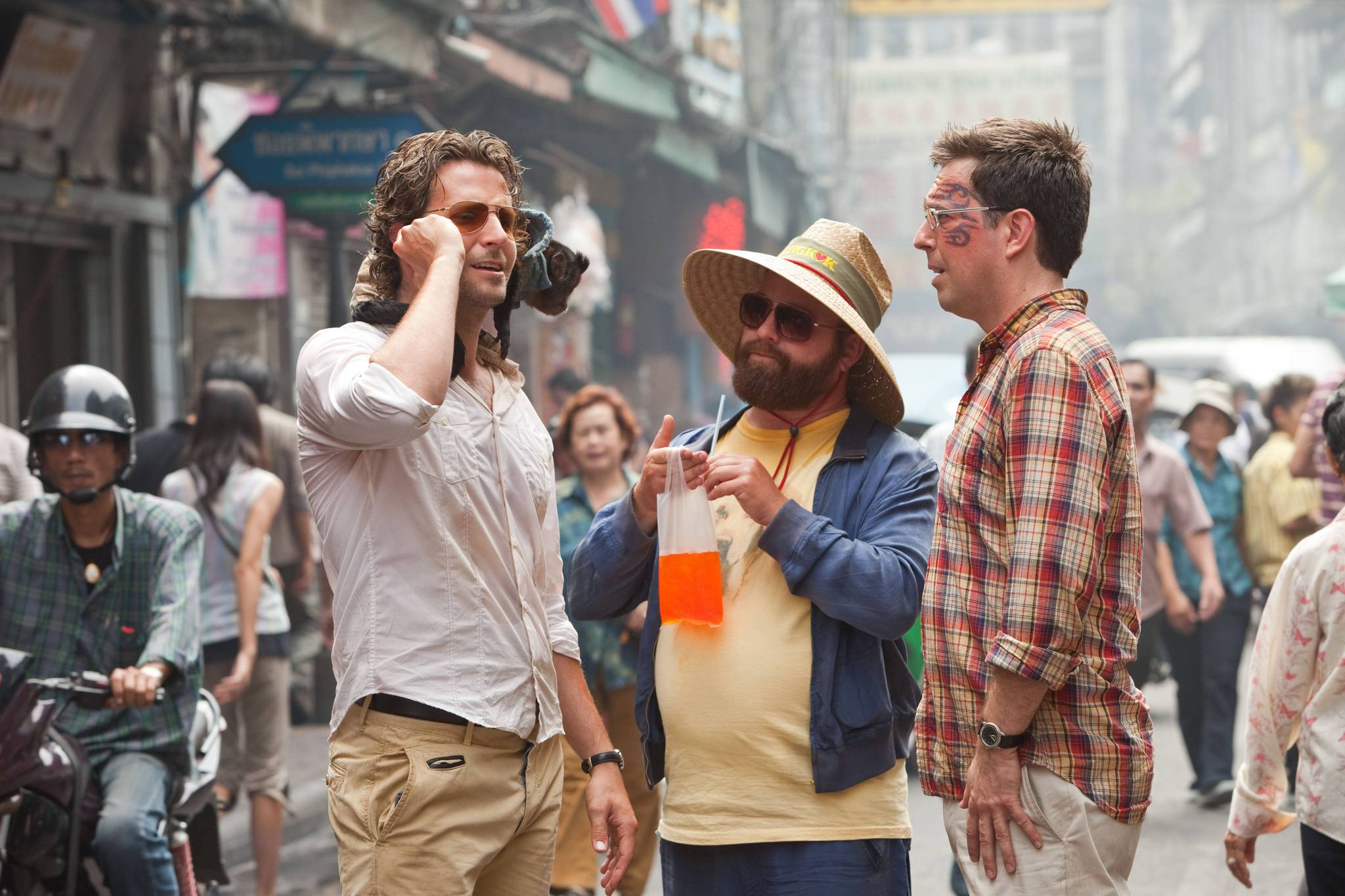 Still of Bradley Cooper, Zach Galifianakis, Ed Helms and Crystal the Monkey in Pagirios Tailande (2011)