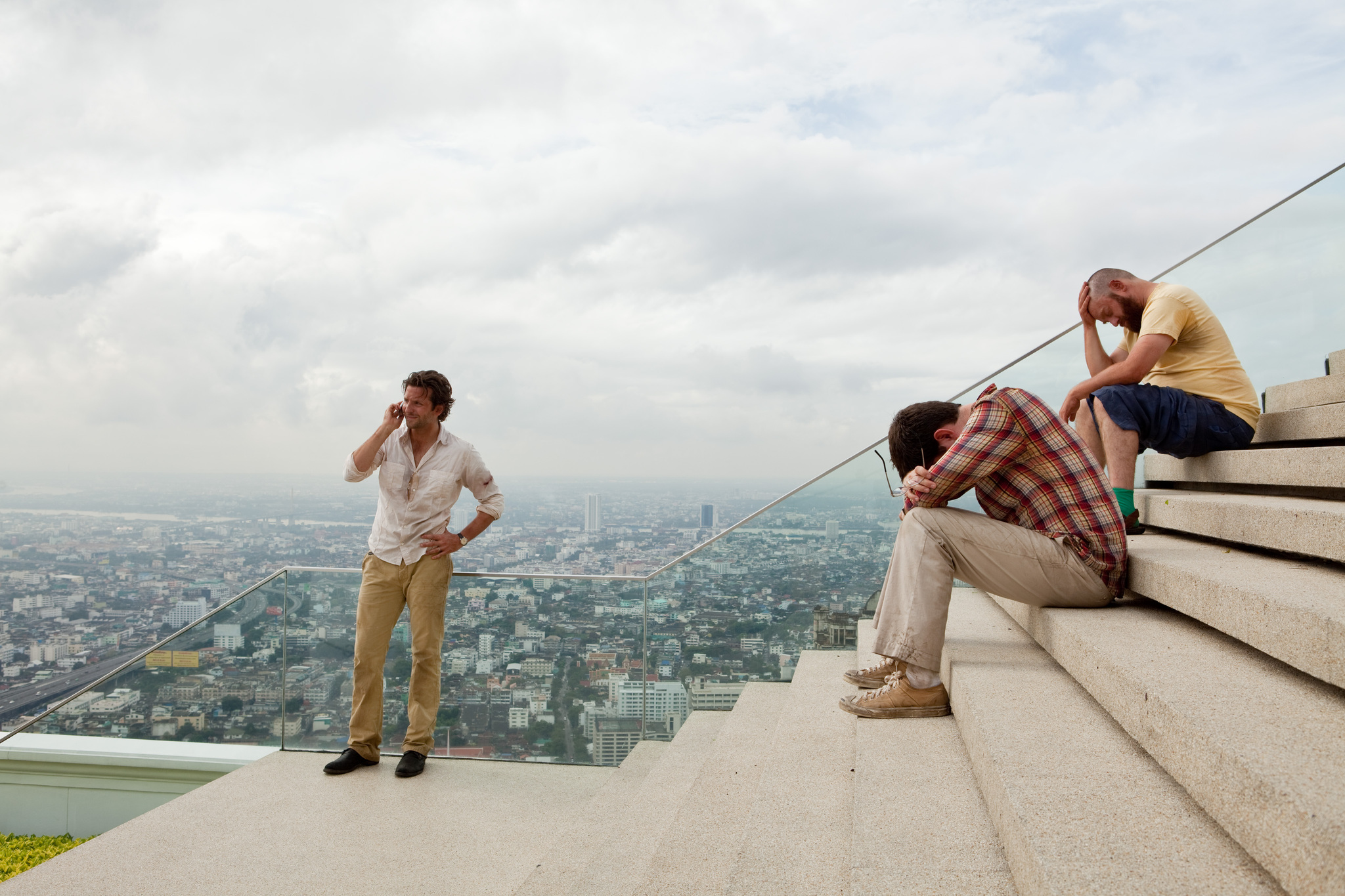 Still of Bradley Cooper, Zach Galifianakis and Ed Helms in Pagirios Tailande (2011)