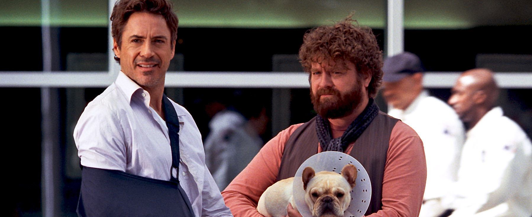 Still of Robert Downey Jr. and Zach Galifianakis in Vingiuotas kelias namo (2010)