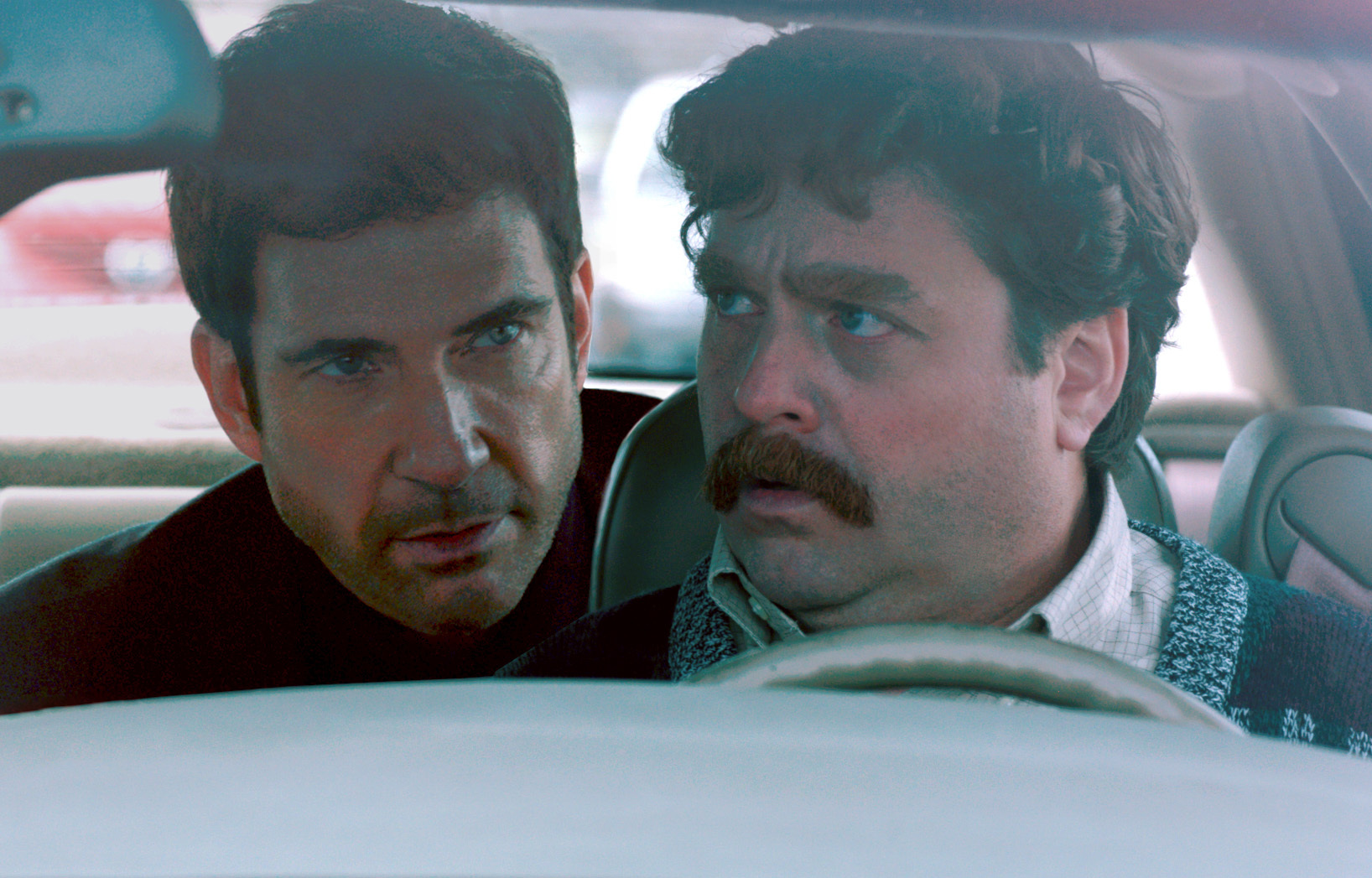 Still of Dylan McDermott and Zach Galifianakis in Balsuok uz mane (2012)