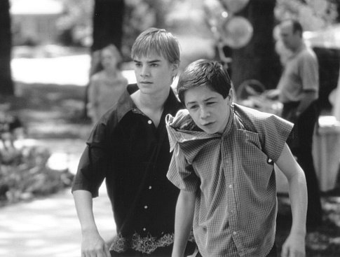 Still of Michael Angarano and David Gallagher in Little Secrets (2001)