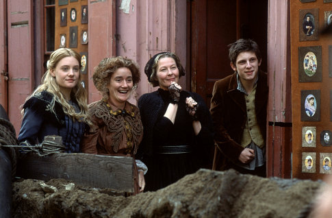 Kate (ROMOLA GARAI), Miss Lacreevy (SOPHIE THOMPSON), Mrs. Nickleby (STELLA GONET), and Smike (JAMIE BELL)