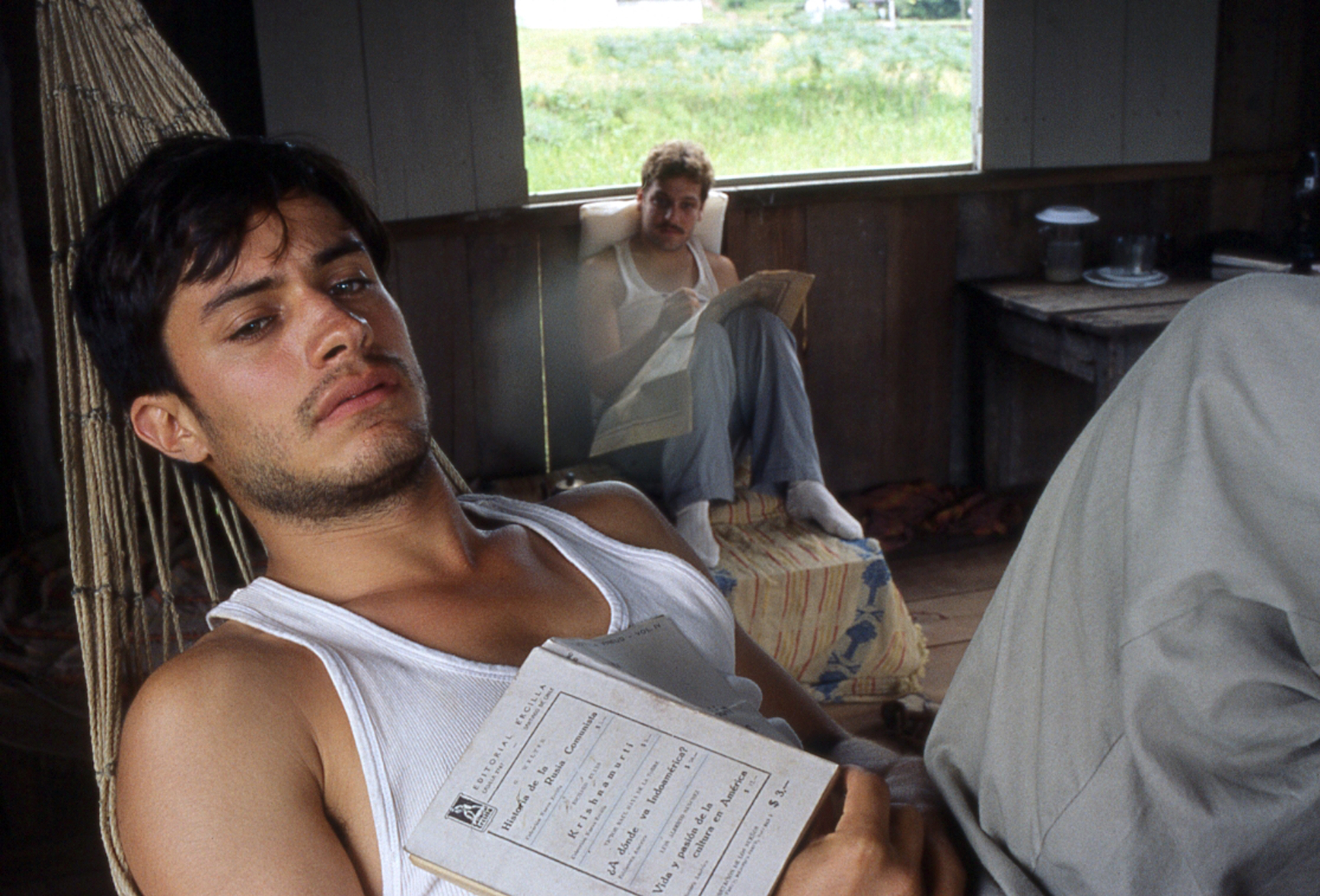 Still of Rodrigo De la Serna and Gael García Bernal in Diarios de motocicleta (2004)