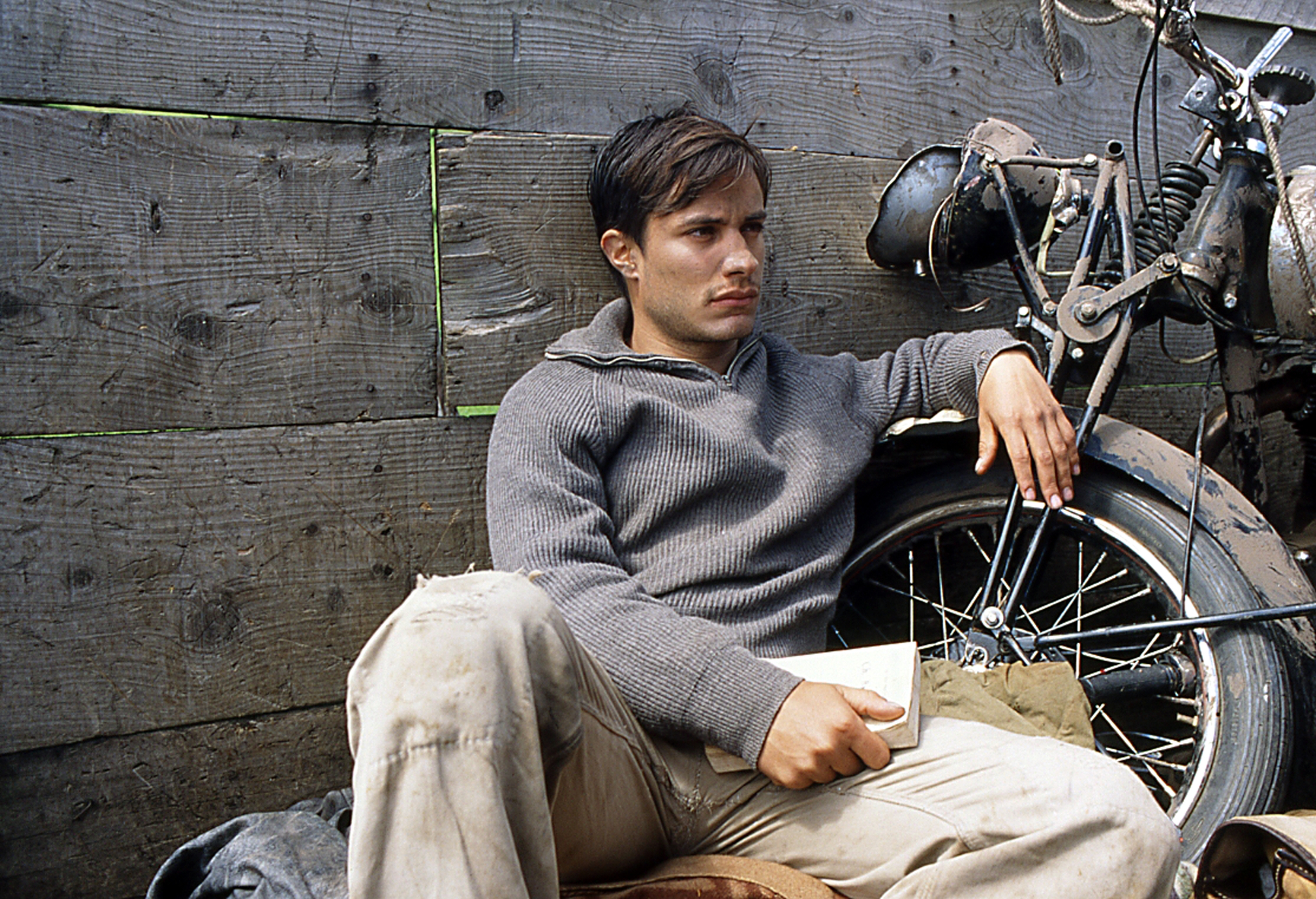 Still of Gael García Bernal in Diarios de motocicleta (2004)