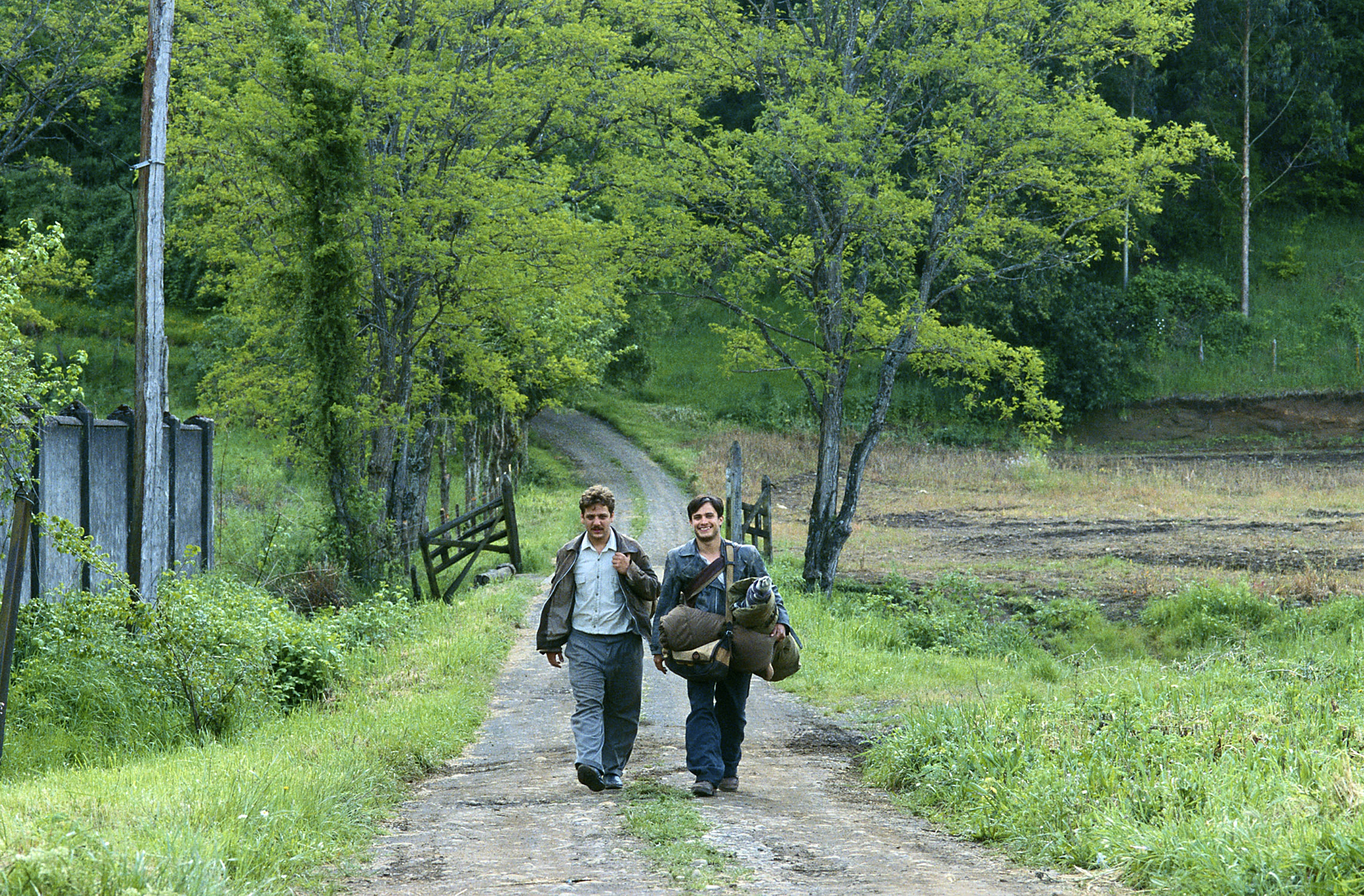 Still of Rodrigo De la Serna and Gael García Bernal in Diarios de motocicleta (2004)