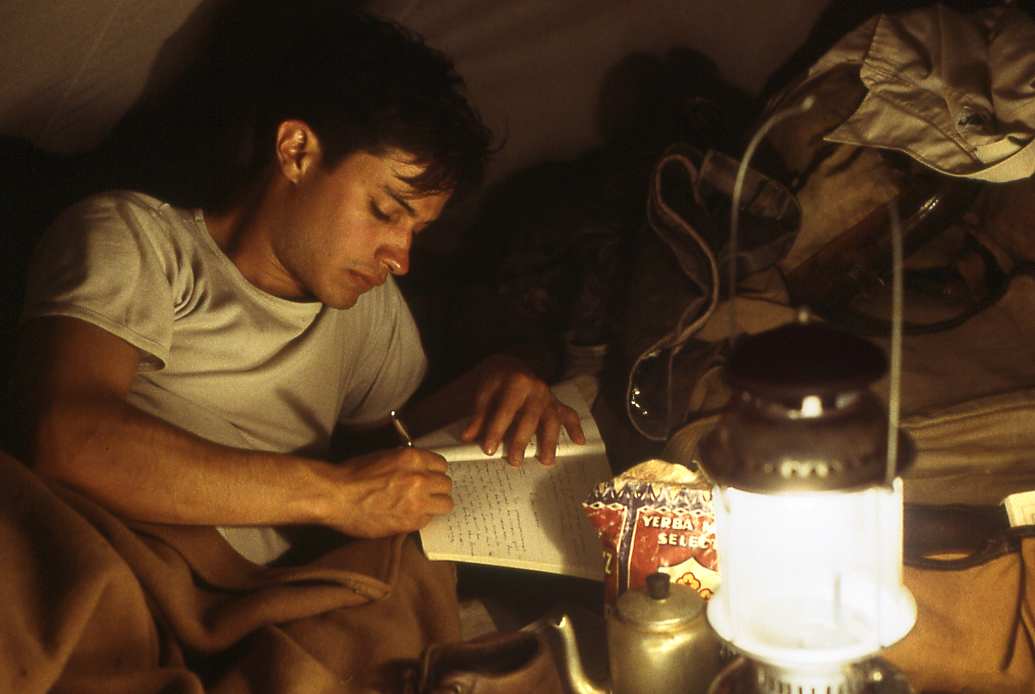 Still of Gael García Bernal in Diarios de motocicleta (2004)