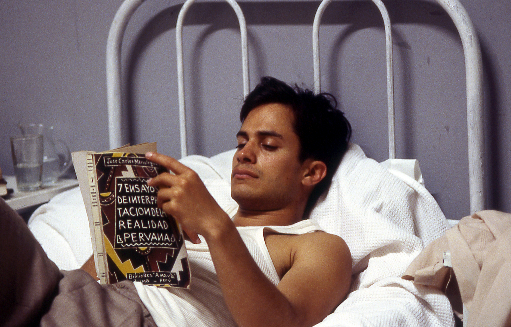 Still of Gael García Bernal in Diarios de motocicleta (2004)