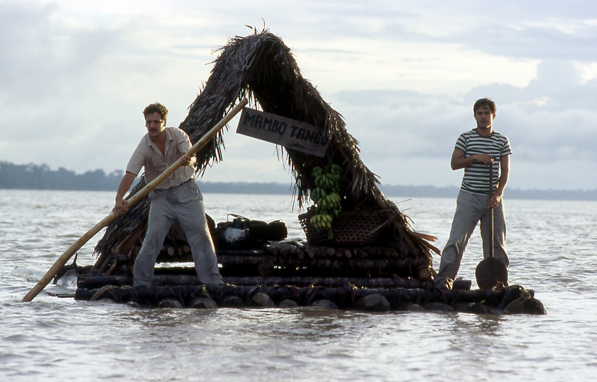 Still of Rodrigo De la Serna and Gael García Bernal in Diarios de motocicleta (2004)