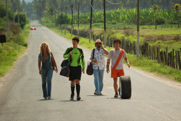 Still of Gael García Bernal and Diego Luna in Rudo y Cursi (2008)