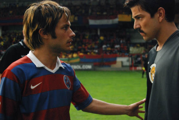 Still of Gael García Bernal and Diego Luna in Rudo y Cursi (2008)