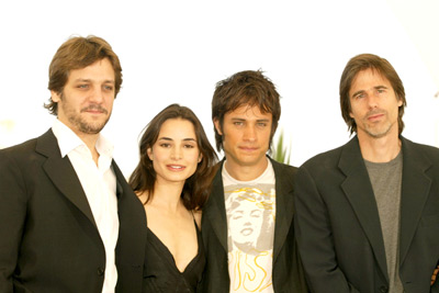 Rodrigo De la Serna, Gael García Bernal, Mía Maestro and Walter Salles at event of Diarios de motocicleta (2004)