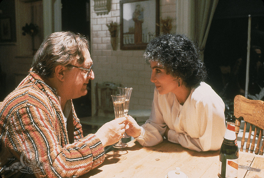 Still of Cher and Vincent Gardenia in Pamise (1987)
