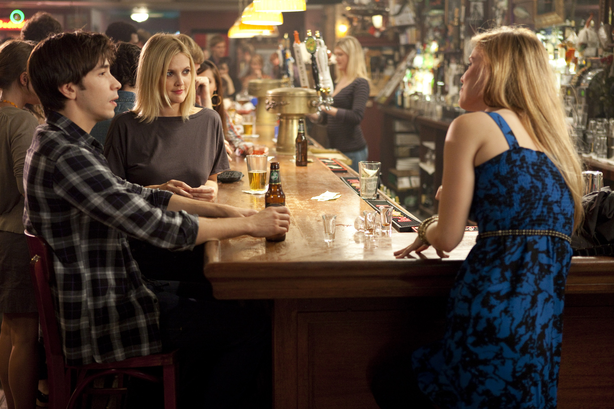 Still of Drew Barrymore, Kelli Garner and Justin Long in Going the Distance (2010)
