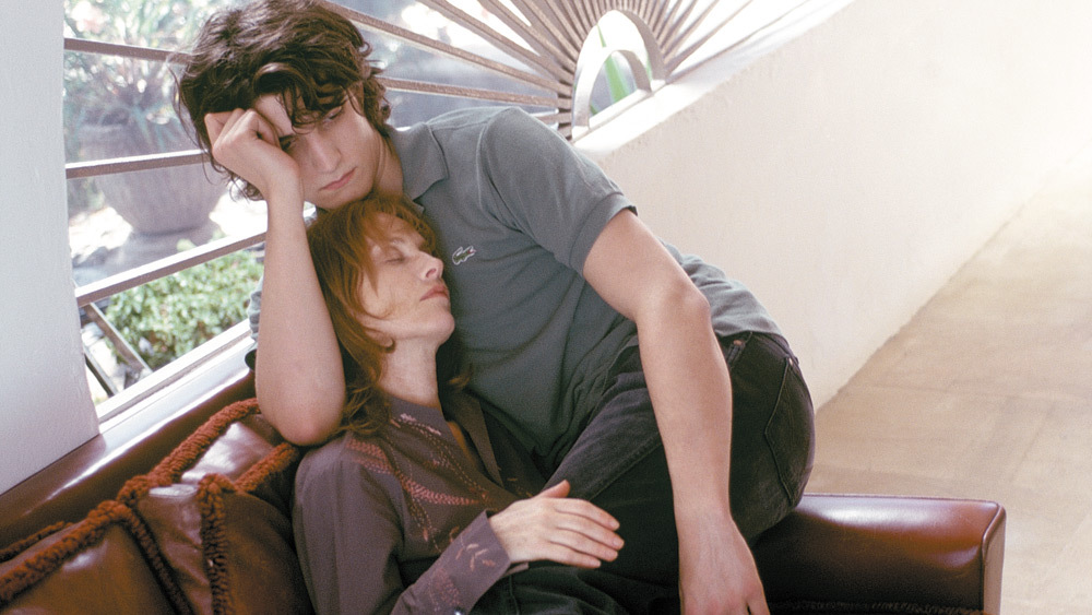 Still of Isabelle Huppert and Louis Garrel in Ma mère (2004)