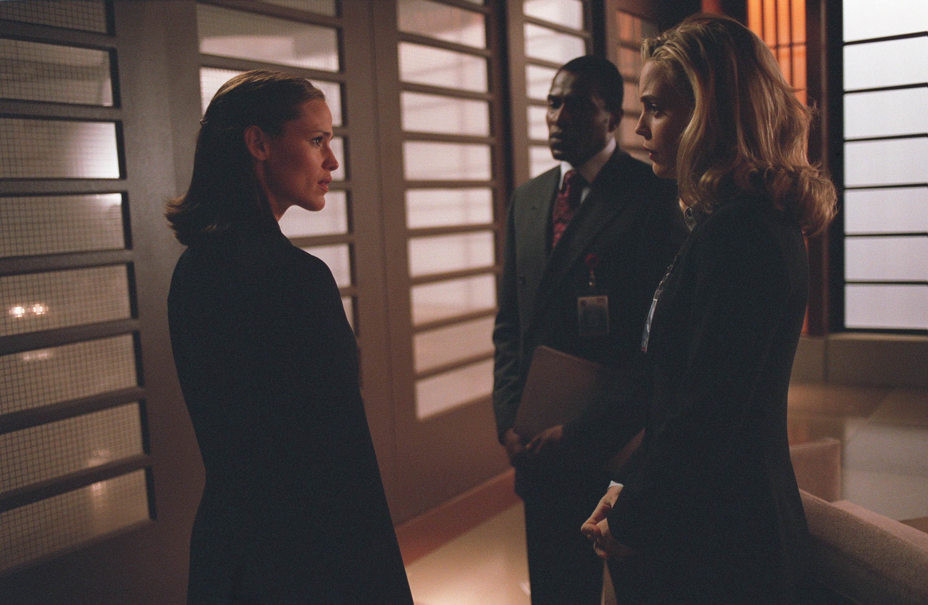 Still of Jennifer Garner, Melissa George and Carl Lumbly in Alias (2001)