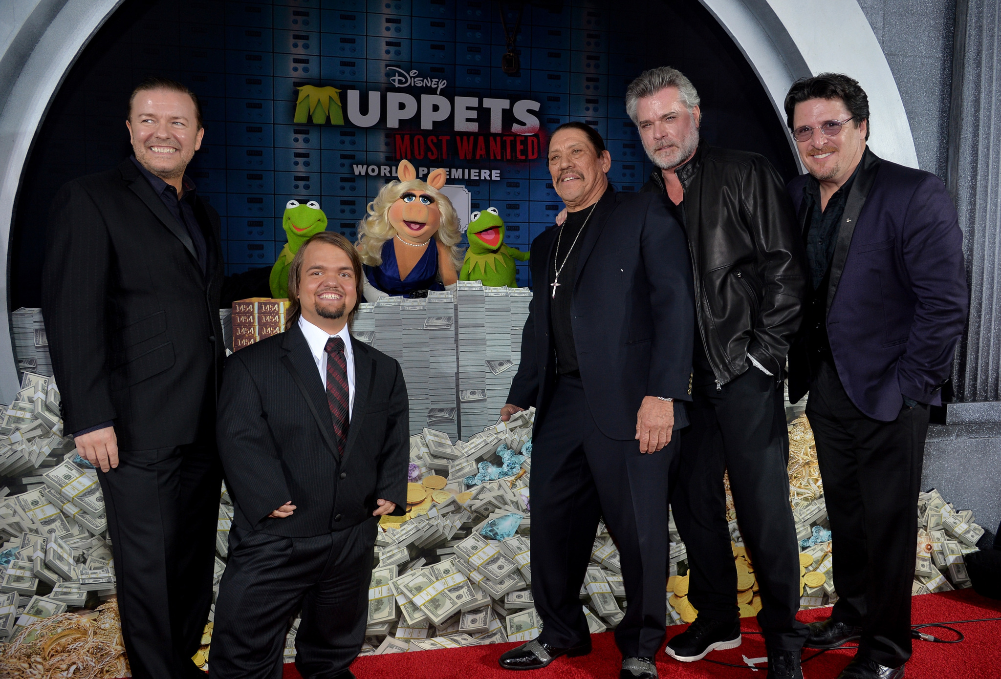 Ray Liotta, Danny Trejo, Bill Barretta, Ricky Gervais, Kermit the Frog and Miss Piggy at event of Muppets Most Wanted (2014)